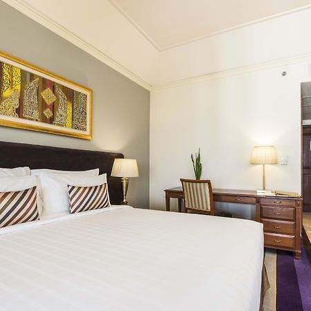 Chatrium Hotel Royal Lake Янгон Экстерьер фото