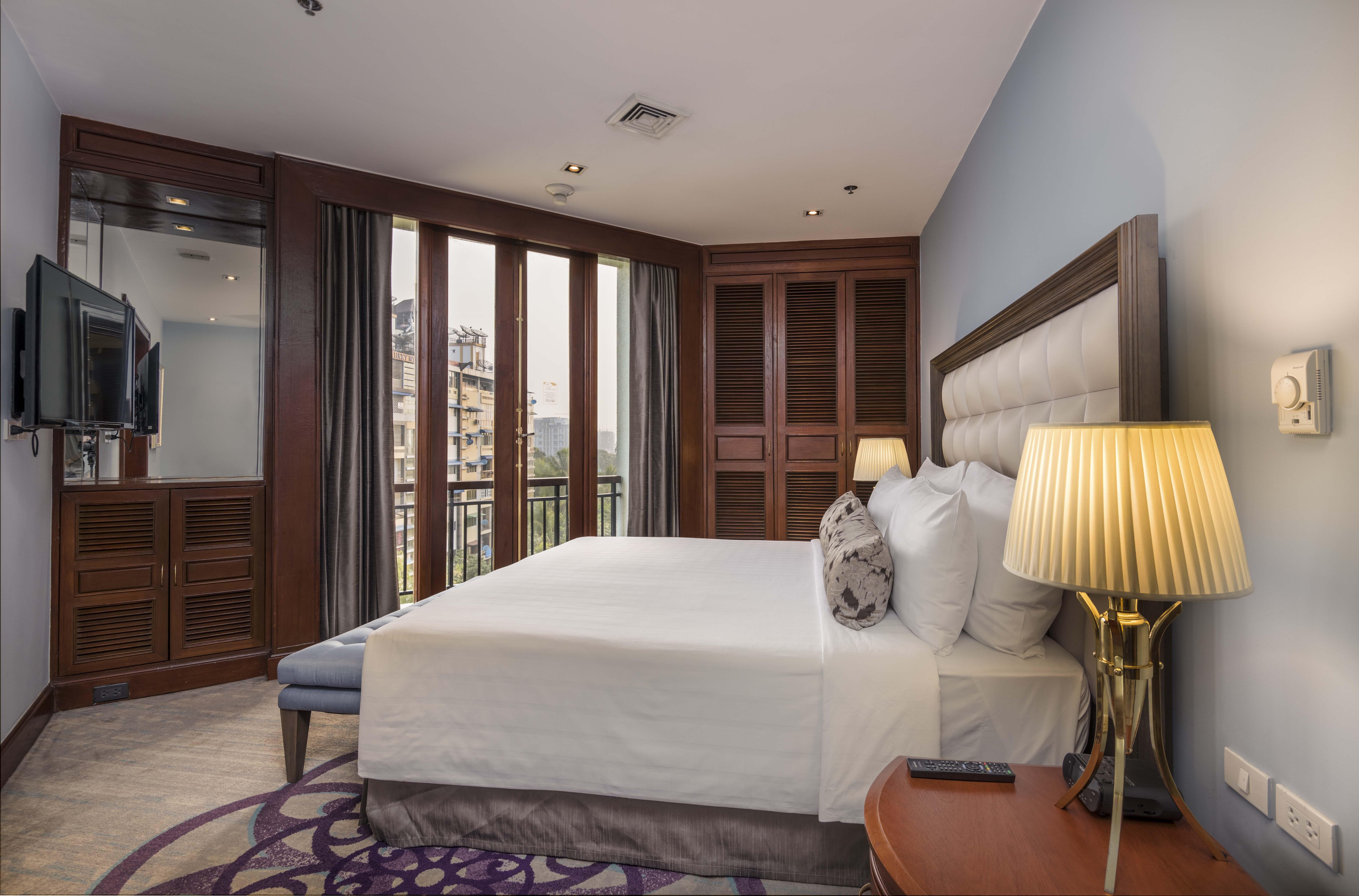Chatrium Hotel Royal Lake Янгон Экстерьер фото