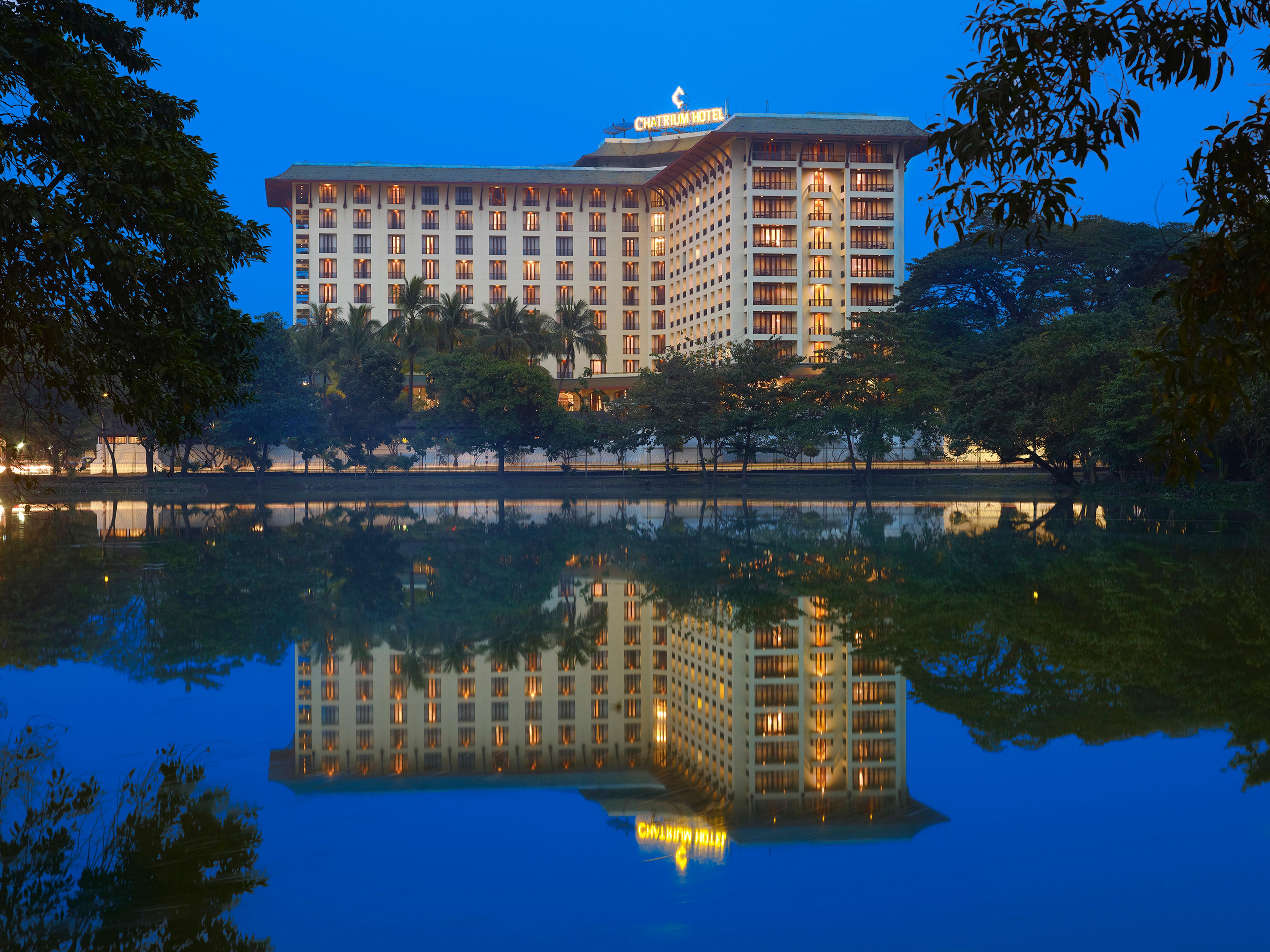 Chatrium Hotel Royal Lake Янгон Экстерьер фото