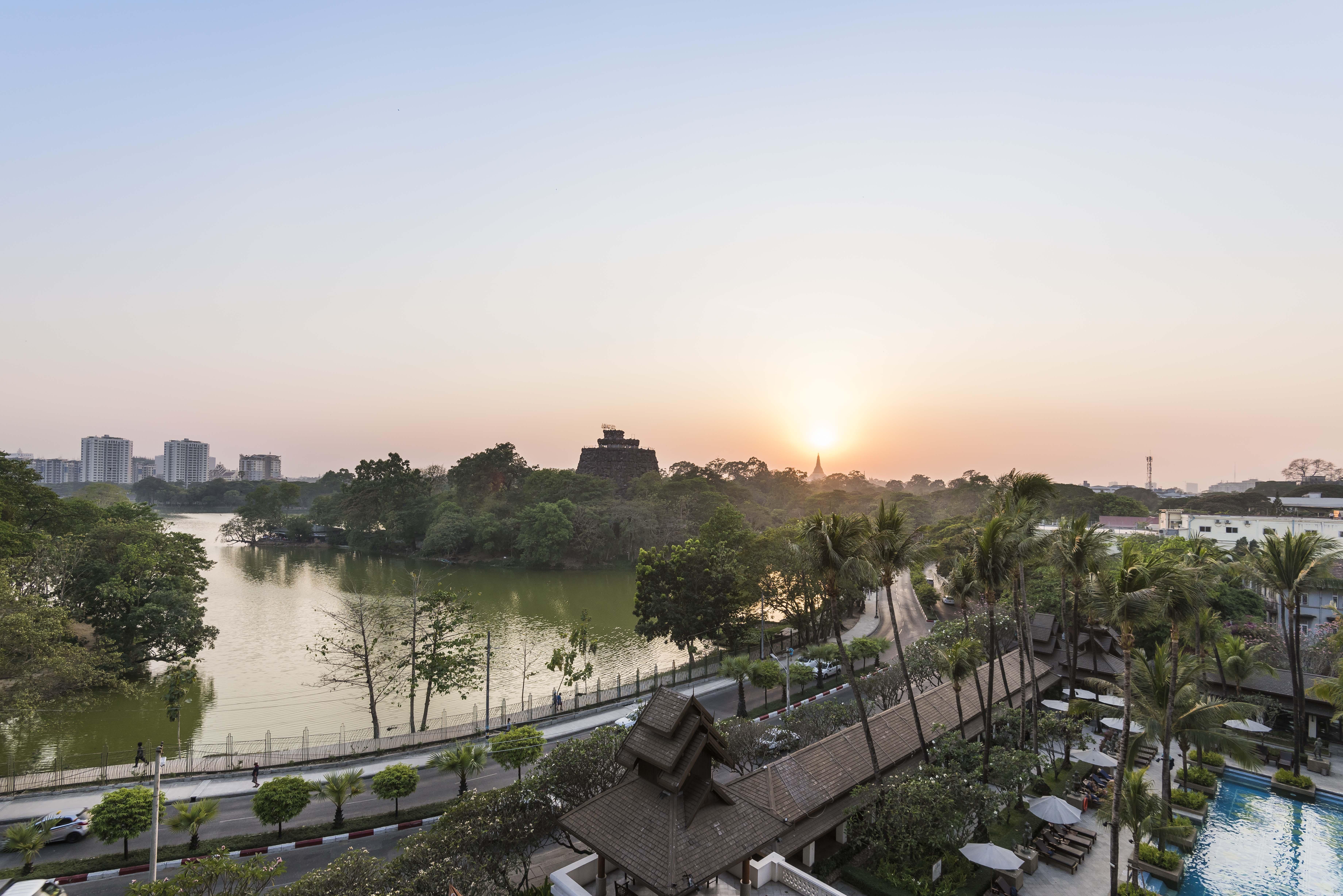Chatrium Hotel Royal Lake Янгон Экстерьер фото