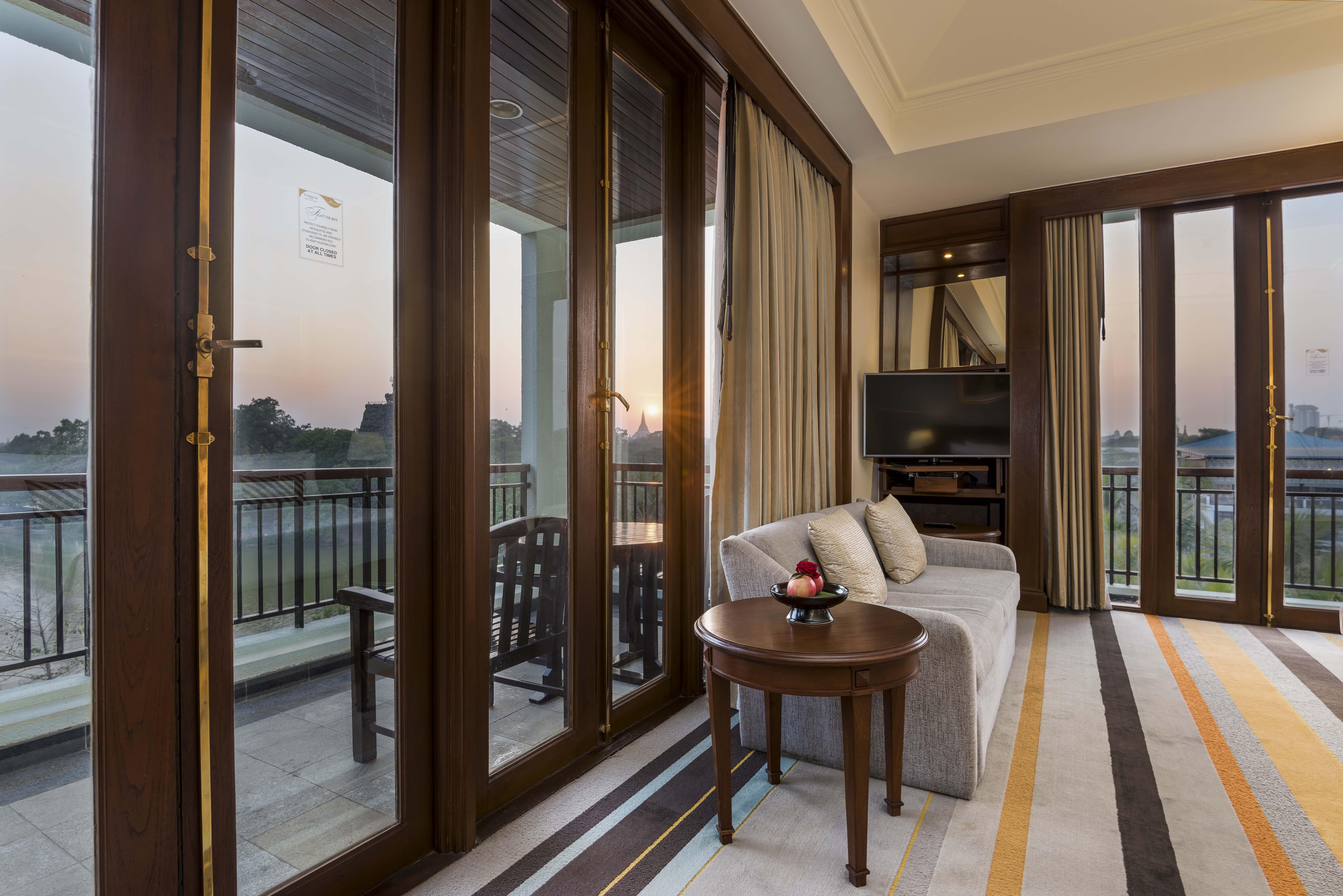 Chatrium Hotel Royal Lake Янгон Экстерьер фото